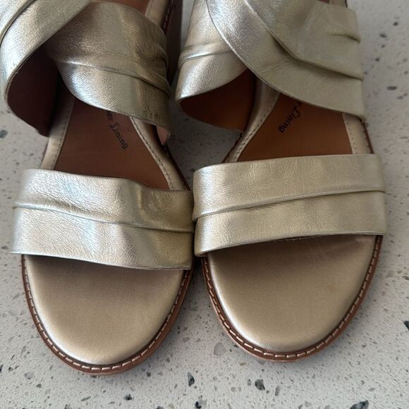 Sofft SAMOA Platino Metallic Leather Ruched Straps Sandals Wedge Heel Size 9.5M - Picture 13 of 13